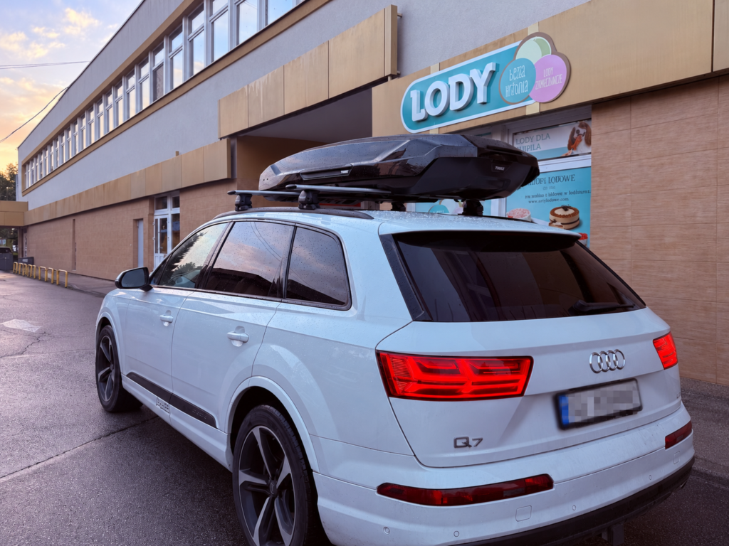 Audi Q7 2019 z boxem dachowym Thule i belkami dachowymi – widok 3/4