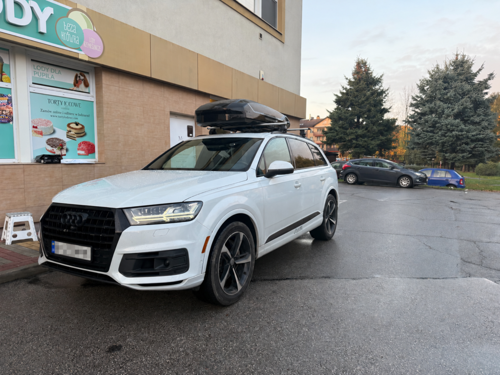 Audi Q7 2019 z boxem dachowym Thule – widok z przodu