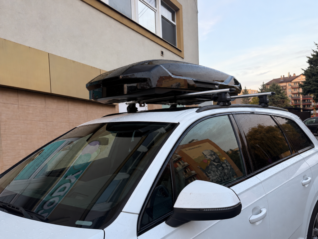 Box dachowy Thule i belki na Audi Q7 2019 – zbliżenie montażu